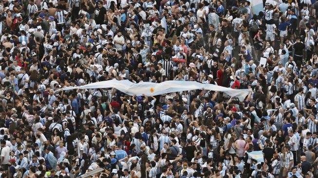 Ribuan warga Argentina merayakan kemenangan tim mereka yang melaju ke perempat final Piala Dunia 2022  di Obelisk di Buenos Aires pada 13 Desember 2022. [Luis ROBAYO / AFP]