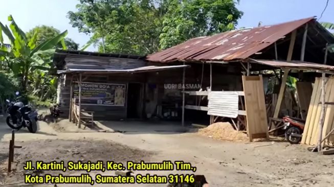 Rumah Sridevi juara D'Academy 5 di Prabumulih (YouTube/UDRI BASMAN)