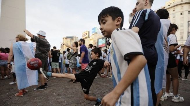 Ibu Kota Argentina Buenos Aires jadi lautan manusia setelah Lionel Messi membawa negaranya ke final Piala Dunia 2022. (AFP)