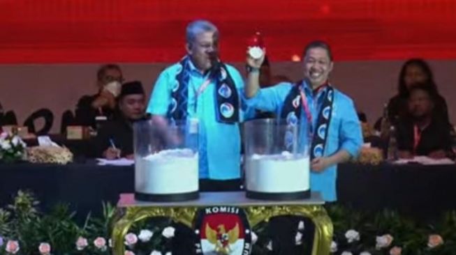 Perwakilan Partai Gelora, Fahri Hamzah dan Anis Matta mengambil nomor urut dalam pleno yang digelar KPU pada Rabu (14/12/2022). [Suara.com/Bagaskara]