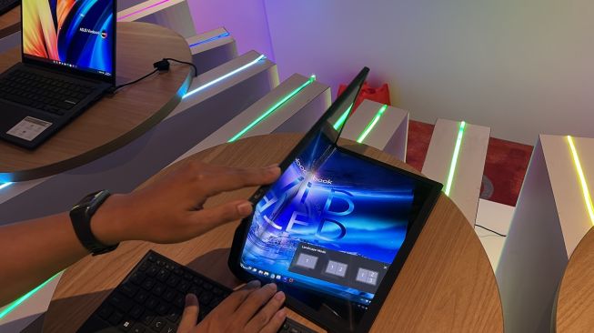 Asus Zenbook 17 Fold OLED, laptop layar lipat yang diluncurkan ke Indonesia pada Rabu (14/12/2022). [Suara.com/Dicky Prastya]