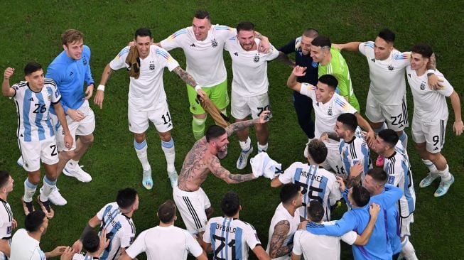 Para pemain Argentina merayakan kemenangan setelah mereka memenangkan pertandingan semifinal sepak bola Piala Dunia Qatar 2022 antara Argentina melawan Kroasia di Stadion Lusail di Lusail, Rabu (14/12/2022) dini hari WIB.[Foto AFP]