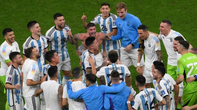 Para pemain Argentina merayakan kemenangan setelah mereka memenangkan pertandingan semifinal sepak bola Piala Dunia Qatar 2022 antara Argentina melawan Kroasia di Stadion Lusail di Lusail, Rabu (14/12/2022) dini hari WIB.[Foto AFP]