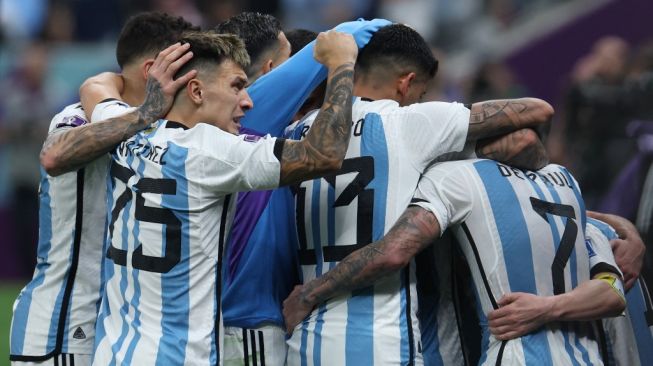 Para pemain Timnas Argentina merayakan gol ke gawang Kroasia pada laga semifinal Piala Dunia 2022 di Stadion Lusail, Qatar, Rabu (14/12/2022) dini hari WIB. [Giuseppe CACACE / AFP]