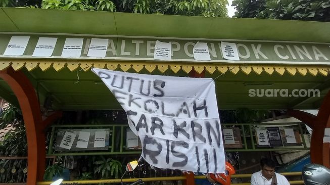 Sejumlah pihak termasuk orangtua siswa melakukan penolakan atas relokasi sekolah SDN Pondok Cina 1, Depok yang akan dibangun masjid oleh Pemerintah Kota Depok. [Suara.com/Yosea Arga Pramudita]