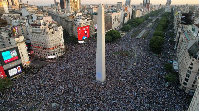 Ribuan warga Argentina merayakan kemenangan tim mereka yang melaju ke perempat final Piala Dunia 2022  di Obelisk di Buenos Aires pada 13 Desember 2022. [Luis ROBAYO / AFP]