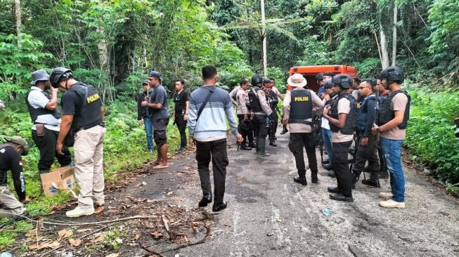 Satu petugas operator atas nama Yeferson Sayuri tewas tertembak TPNPB-OPM dan mobil polsii dibakar di KM 1 Jalan Trans Yapen Saubeba-Angkaisera, Papua, pada Selasa (13/12) sekitar pukul 12.20 WIT. (Foto: Dok. Humas Polda Papua)