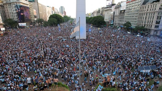 Ribuan warga Argentina merayakan kemenangan tim mereka yang melaju ke perempat final Piala Dunia 2022  di Obelisk di Buenos Aires pada 13 Desember 2022. [Luis ROBAYO / AFP]