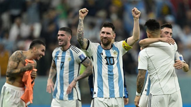 Para pemain Argentina merayakan kemenangan setelah mereka memenangkan pertandingan semifinal sepak bola Piala Dunia Qatar 2022 antara Argentina melawan Kroasia di Stadion Lusail di Lusail, Rabu (14/12/2022) dini hari WIB.[Foto AFP]