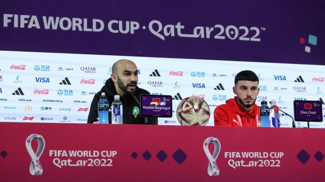 Pelatih Maroko Walid Regragui melakukan konferensi pers jelang pertandingan semifinal lawan Prancis 13 Desember 2022 Qatar 2022. [AFP/KARIM JAAFAR]