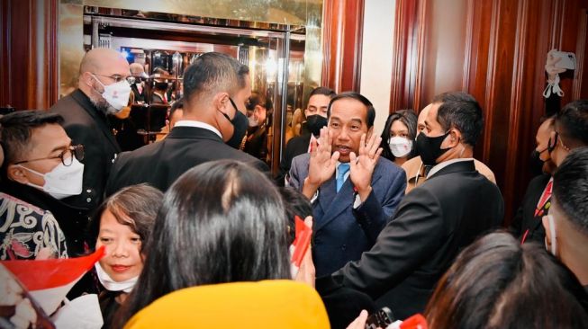 Presiden Jokowi dan Iriana Jokowi tiba di Bandara Abelag, Brussels pada Selasa (13/12/2022) pukul 18.00 waktu setempat.  (Laily Rachev - Muchlis Jr - Biro Pers Sekretariat Presiden)