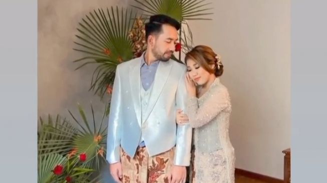 Cantik Mengenakan Kebaya, Ini 7 Potret Prewedding Kiky Saputri dan Muhammad Khairi