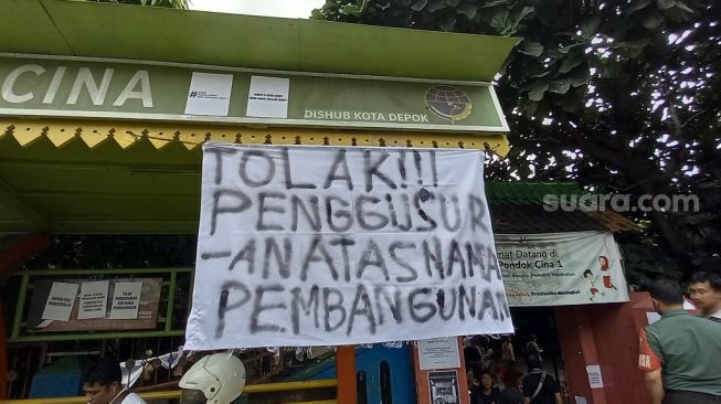 Sejumlah pihak termasuk orangtua siswa melakukan penolakan atas relokasi sekolah SDN Pondok Cina 1, Depok yang akan dibangun masjid oleh Pemerintah Kota Depok. [Suara.com/Yosea Arga Pramudita]