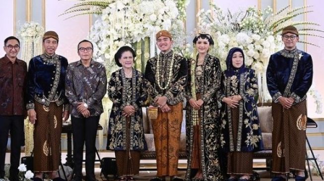 Kondangan ke Kaesang, Ari Lasso Bikin Iriana Jokowi Tersipu Malu: Ayo Sini Foto Sebelah Saya