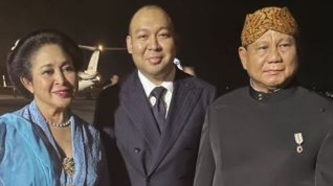 Kebersamaan Prabowo Subianto dan Titiek Soeharto di nikahan Kaesang. [Instagram/prabowosubianto]