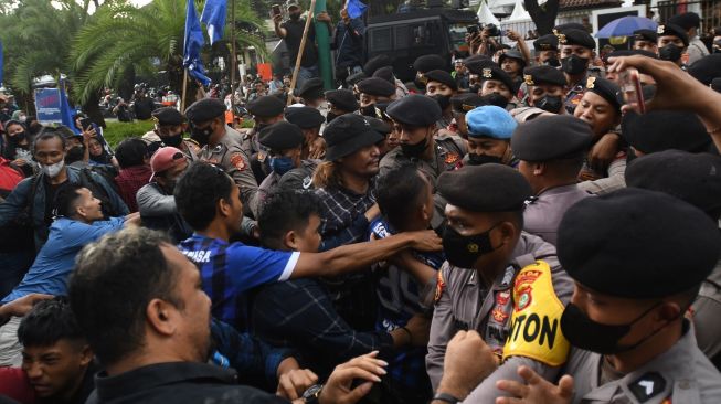 Massa dari Partai Rakyat Adil Makmur (Prima) bersitegang dengan sejumlah polisi saat berunjuk rasa di depan Kantor KPU, Jakarta, Rabu (14/12/2022). [ANTARA FOTO/Aditya Pradana Putra].