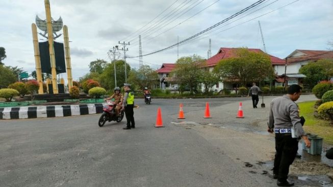 Jalan Lubang Rawan Kecelakaan, Satlantas Polres Kapuas Hulu Kalimantan Barat Lakukan Aksi Sosial Penambalan