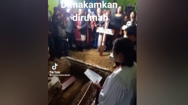 Viral Jenazah Wanita Renta di Sumut Dikebumikan dalam Rumah karena Ditolak Warga, Begini Fakta Sebenarnya