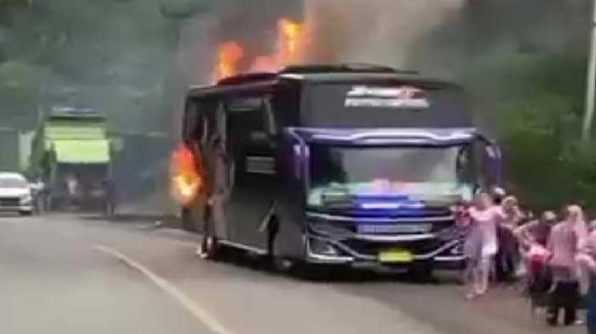 Bus Rombongan Istri Anggota DPRD Kuansing Terbakar, Semua Berhamburan Selamatkan Diri