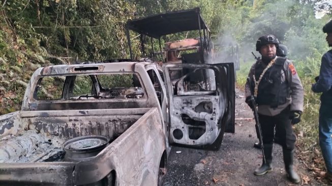 Aparat kepolisian saat tiba di lokasi tempat mobil polisi dibakar oleh TPNPB-OPM di KM 1 Jalan Trans Yapen Saubeba-Angkaisera, Papua, pada Selasa (13/12) sekitar pukul 12.20 WIT. [Foto dok. Ist]