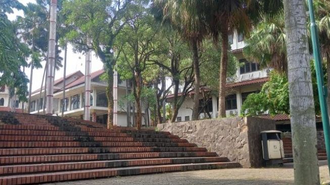 Suasana Kampus Universitas Gunadarma usai viral video main hakim sendiri terhadap pelaku pelecehan seksual di kampus, Rabu (14/12/2022). [Suara,com/Yosea Arga]