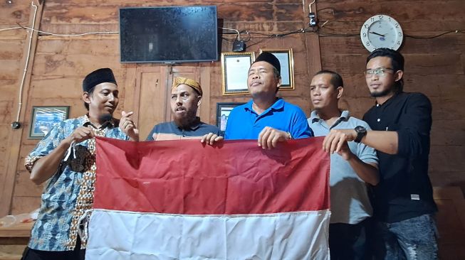 Mantan narapidana kasus terorisme Bom Bali I yang baru bebas bersyarat, Hisyam alias Umar Patek (kedua kiri) memberikan keterangan terkait pembebasan bersyarat yang diterimanya di Lamongan, Jawa Timur, Selasa (13/12/2022).  ANTARA FOTO/Alimun Hakim