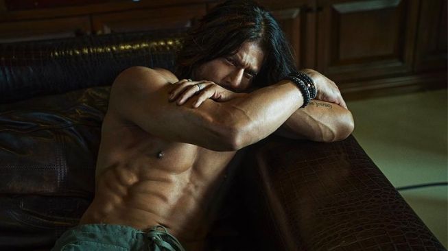 Potret Shah Rukh Khan Pamer Perut Sixpack (Instagram/@iamsrk)