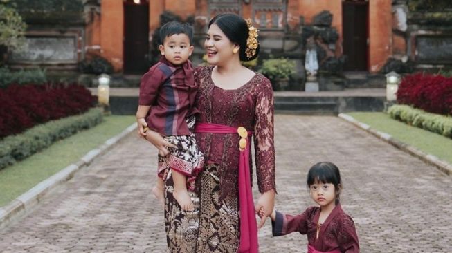 Kahiyang Ayu Bagikan Foto Al Nahyan 'Si Bocil Paling Aktif' Tepar, Netizen:  Baterainya Habis