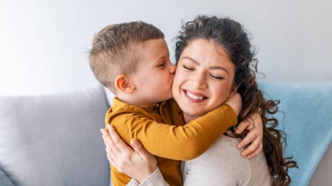 5 Puisi Hari Ibu Penuh Ungakapan Sayang dan Terima Kasih, Sampaikan pada Tanggal 22 Desember