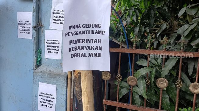 Sejumlah pihak termasuk orangtua siswa melakukan penolakan atas relokasi sekolah SDN Pondok Cina 1, Depok yang akan dibangun masjid oleh Pemerintah Kota Depok. [Suara.com/Yosea Arga Pramudita]