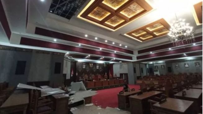 Plafon Gedung DPRD Karangasem Runtuh Akibat Gempa Bumi