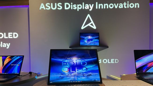 Asus Zenbook 17 Fold OLED, laptop layar lipat yang diluncurkan ke Indonesia pada Rabu (14/12/2022). [Suara.com/Dicky Prastya]