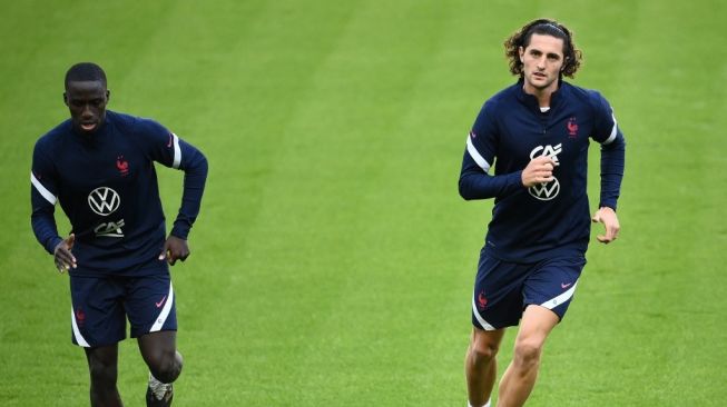 Bek timnas Prancis Dayot Upamecano (kiri) dan gelandang Prancis Adrien Rabiot (kanan) menghadiri sesi latihan di Stade de France di Saint-Denis, di luar Paris, pada 7 September 2020, menjelang pertandingan sepak bola Grup 3 UEFA Nations League melawan Kroasia.FRANCK FIFE / AFP