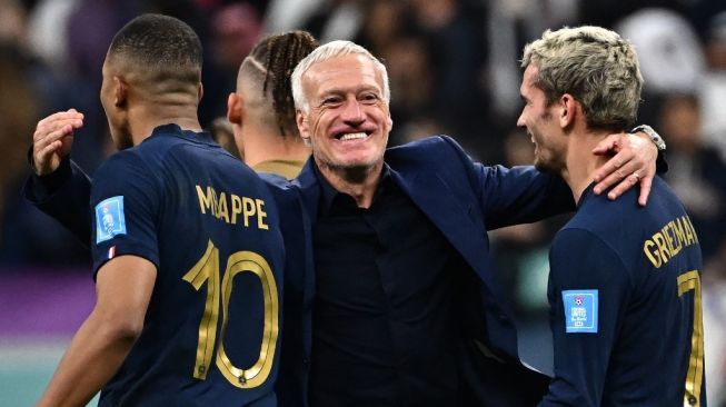 Pelatih Timnas Prancis, Didier Deschamps (tengah) di Piala Dunia 2022. [Anne-Christine POUJOULAT / AFP]