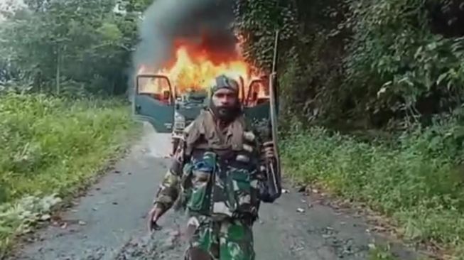 Tentara Pembebasan Nasional Papua Barat Organisasi Papua Merdeka (TPNPB-OPM) menembak petugas operator atas nama Yeferson Sayur hingga tewas dan membakar dua mobil polisi. [Foto Dok. Sebby Sambom/ Ist]