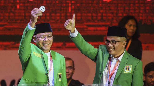 Plt Ketua Umum PPP Muhamad Mardiono (kiri) bersama Sekjen PPP Arwani (kanan) menunjukkan nomor urut 17 saat penetapan nomor urut partai politik peserta Pemilu 2024 di Halaman KPU, Jakarta, Rabu (14/12/2022). [ANTARA FOTO/Galih Pradipta].