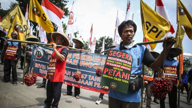 Pengunjuk rasa dari Partai Buruh melakukan aksi di kawasan Bundaran Bank Indonesia, Jakarta, Kamis (15/12/2022). [ANTARA FOTO/Rivan Awal Lingga].