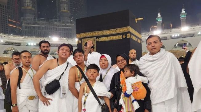 Potret Denny Caknan Umrah (Instagram/denny_caknan)