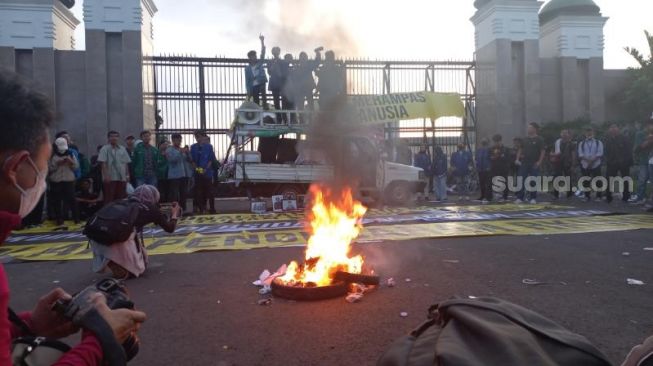 Minta KUHP Dicabut, Massa Mahasiswa Bakar Ban Sampai Blokade Jalan Depan Gedung DPR