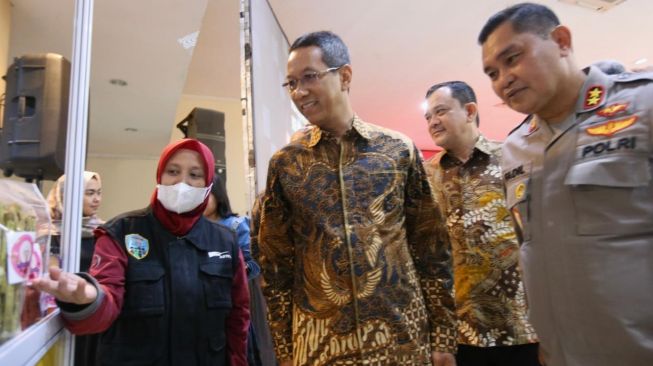 PJ Gubernur DKI Jakarta Heru Budi Hartono (kedua kiri), Kapolda Metro Jaya Irjen Pol Dr Muhammad Fadil Imran, M.Si. (kanan) dan Chief of Corporate Affairs Astra Riza Deliansyah (kedua kanan) saat mengunjungi booth dalam acara puncak Sayembara KTJ 2022 yang dilakukan pada hari ini (15/12/2022) [PT Astra International Tbk].