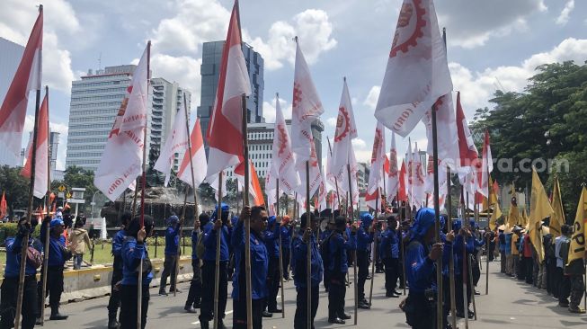 Ribuan buruh dari berbagai elemen melakukan longmarch dari Bundaran HI menuju Patung Kuda, Jakarta Pusat. [Suara.com/Faqih]