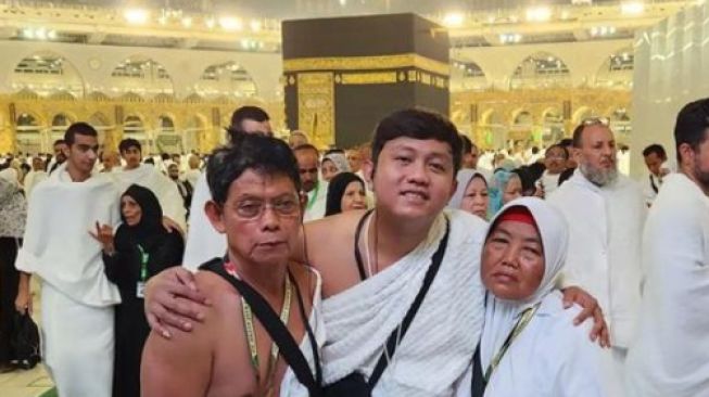 8 Potret Denny Caknan Berangkat Umrah Bareng Orangtuanya, Didoakan Bisa CLBK dengan Happy Asmara