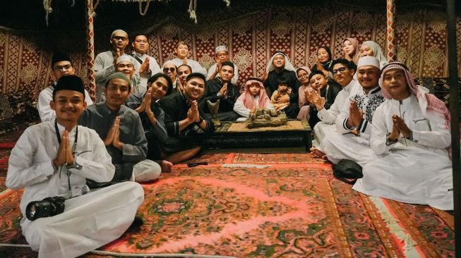 Potret Denny Caknan Umrah (Instagram/denny_caknan)