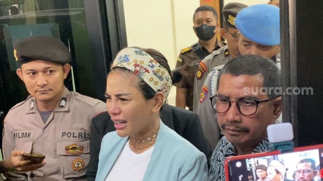 Dito Mahendra Mangkir Lagi, Nikita Mirzani Nangis-Nangis di Ruang Sidang