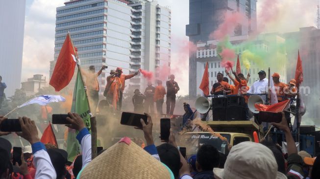 Partai Buruh menggelar aksi di kawasan Patung Kuda, Jakarta Pusat, pada Kamis (15/12/2022). Dalam orasinya, Presiden Partai Buruh, Said Iqbal sempat mempromosikan nomor partai. [Suara.com/Faqih]