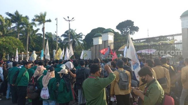 Tolak KUHP Baru, Massa Mahasiswa Geruduk Gedung DPR RI Sore Ini