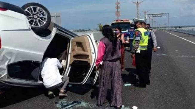 Mobil Wuling Terpental Hingga Terbalik di Tol Bali Mandara, Penumpang Hanya Luka Lecet