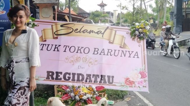 Denise Chariesta meresmikan toko bunganya Fleur de DC di kawasan Desa Tibubeneng, Badung, Bali, Kamis (15/12/2020) [Pahami.id/Putu Yonata Udawananda] 