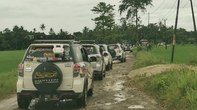 Lebih dari 30 mobil komunitas Terios Indonesia, dari berbagai chapter seperti Jakarta, Bekasi, Banten, hingga Jawa Tengah berkonvoi ke Taman Nasional Ujung Kulon [PT ADM]. 