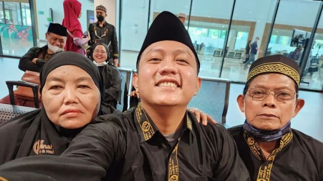 Potret Denny Caknan Umrah (Instagram/denny_caknan)